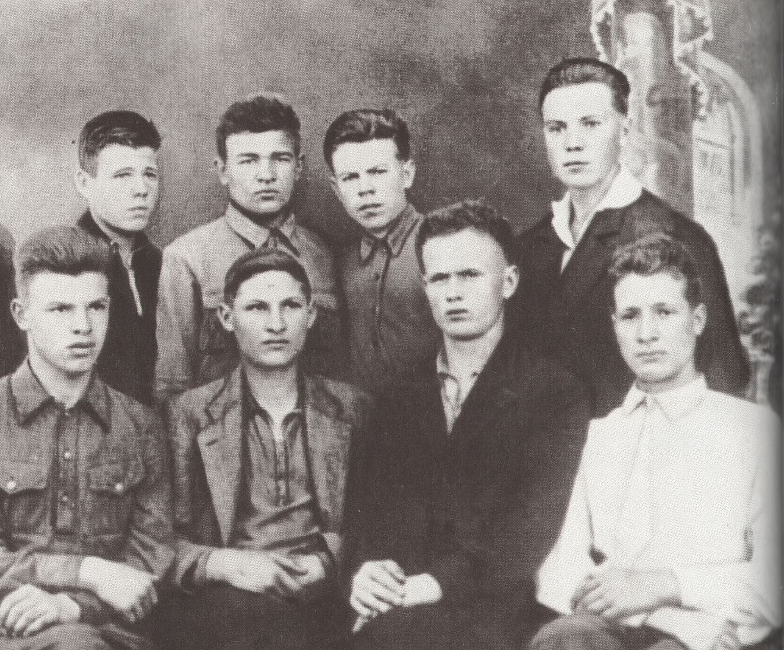 В.П. Астафьев - выпускник ФЗУ, 1942 г. (стоит справа)